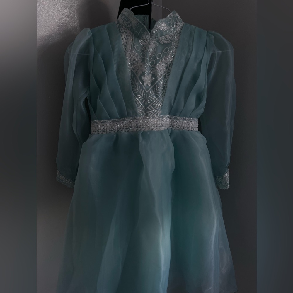 Adorable Young Girls Light Blue Dress!